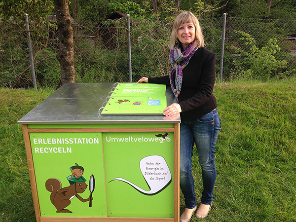 Simone Hochstrasser, Gründerin des Vereins Umweltweltvelowege Schweiz, vor der ersten Erlebnisstation